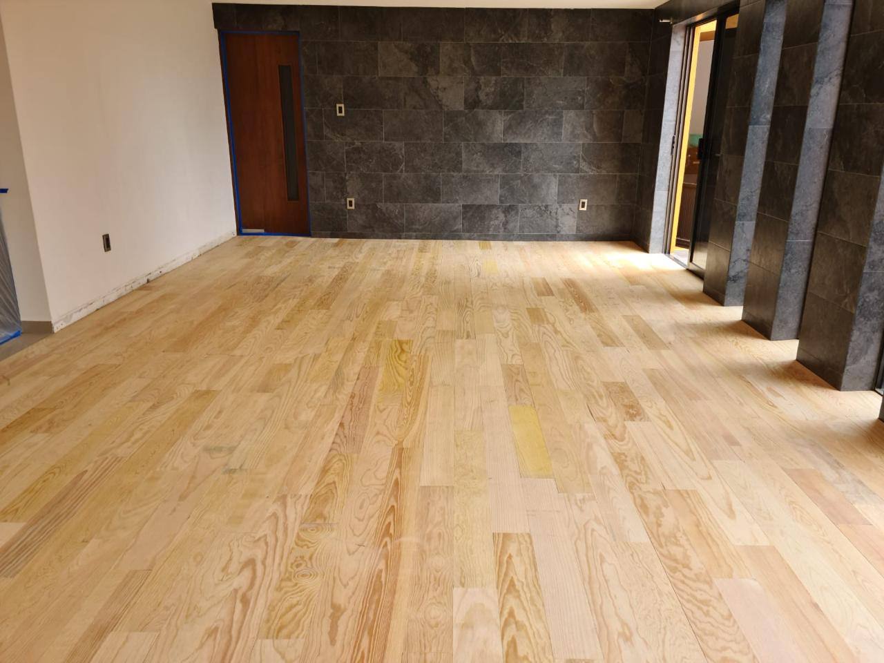 Después: piso de madera instalado y terminado
