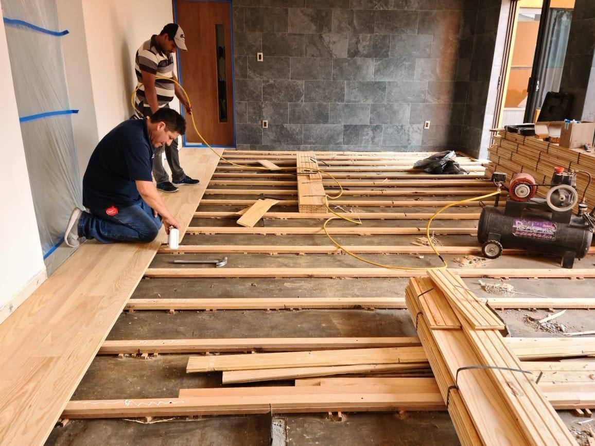 Antes: cuarto sin piso, solo durmientes de madera