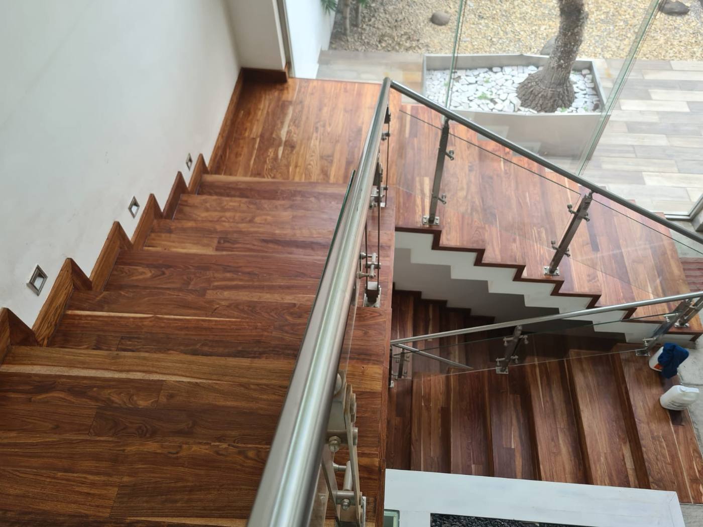 Escalera de madera con barandal de cristal