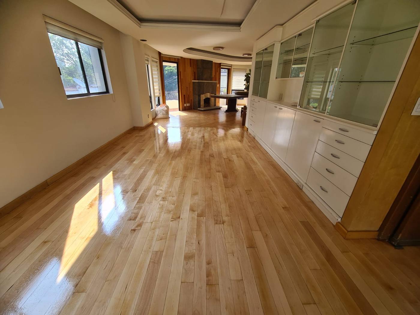 Piso de madera y mueble de ebanistería a la medida