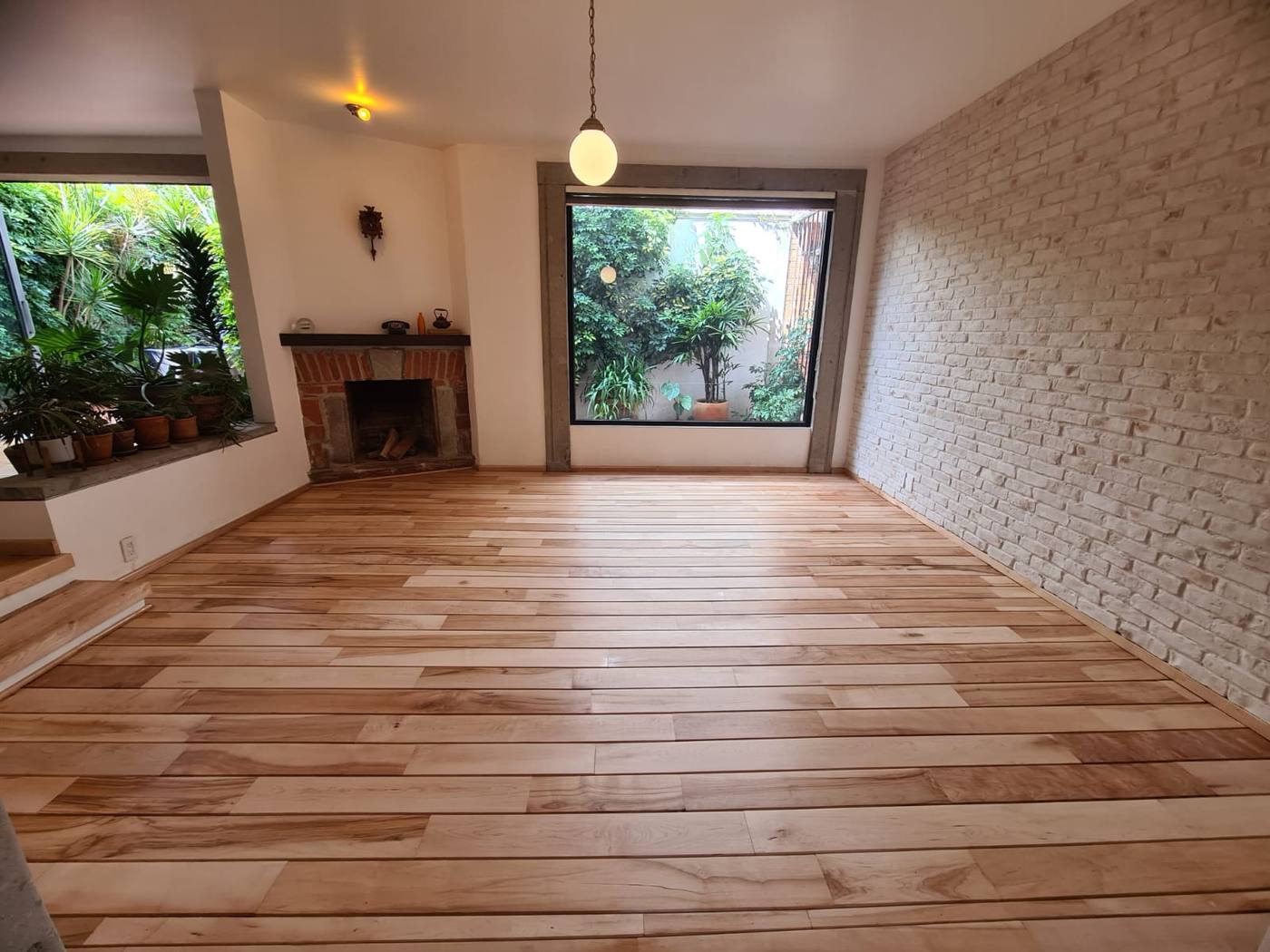 Piso de madera clara con chimenea