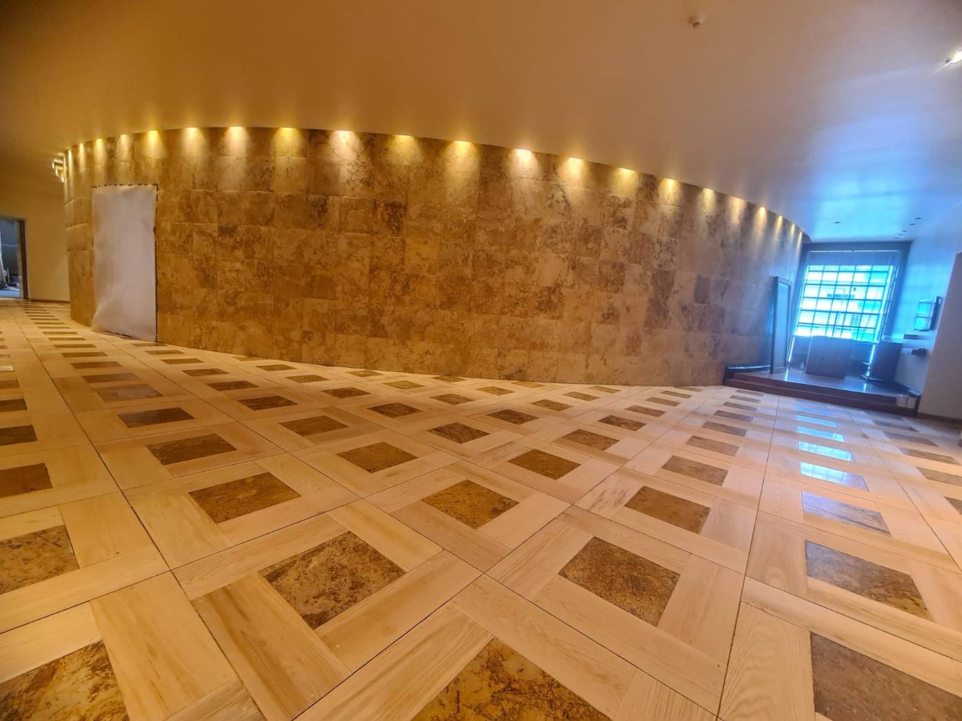 Piso de madera en espacio comercial