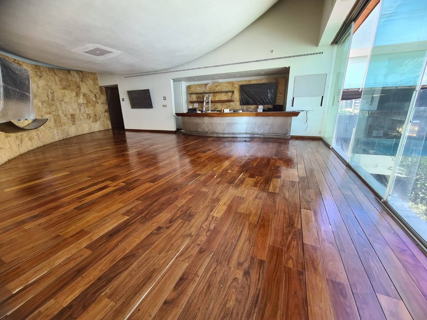 Piso de madera brillante en sala