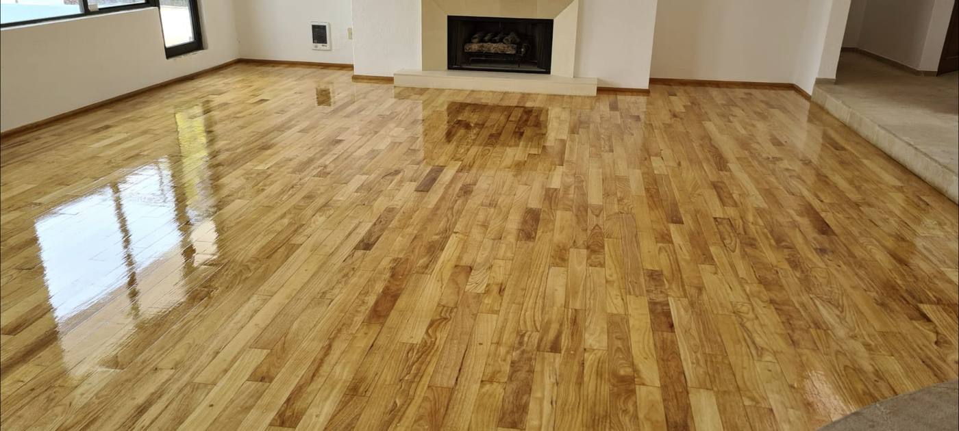 Piso de madera color miel con chimenea