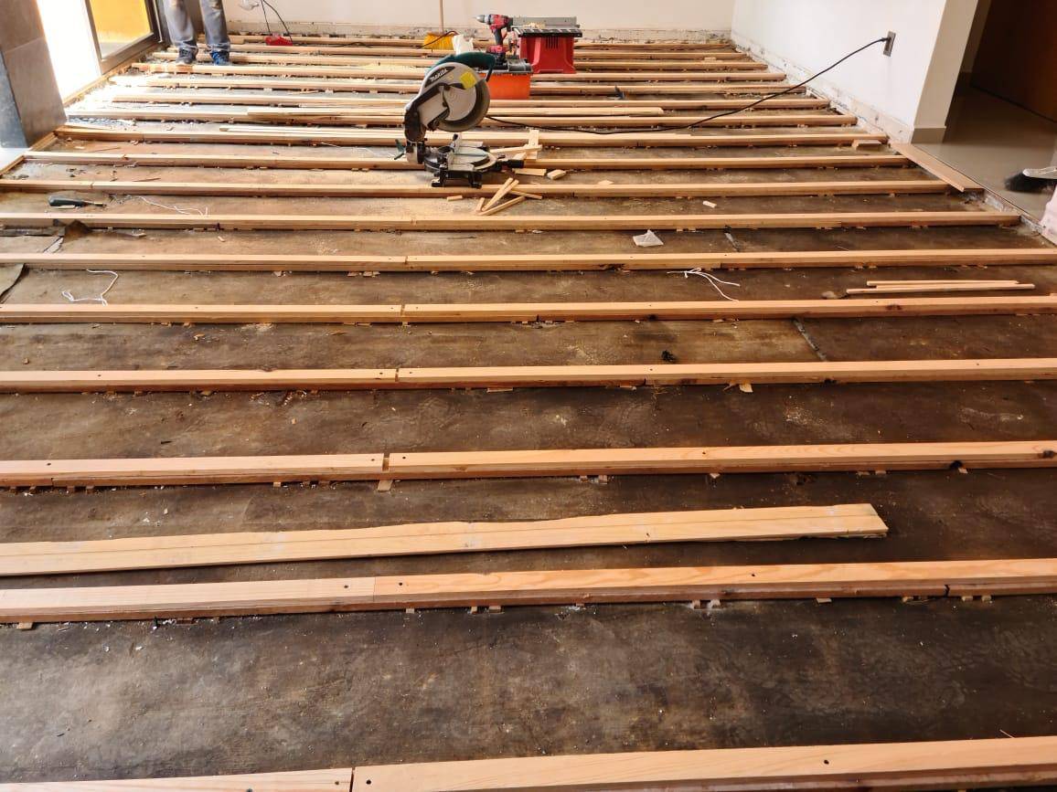 Durmientes de madera preparados para piso