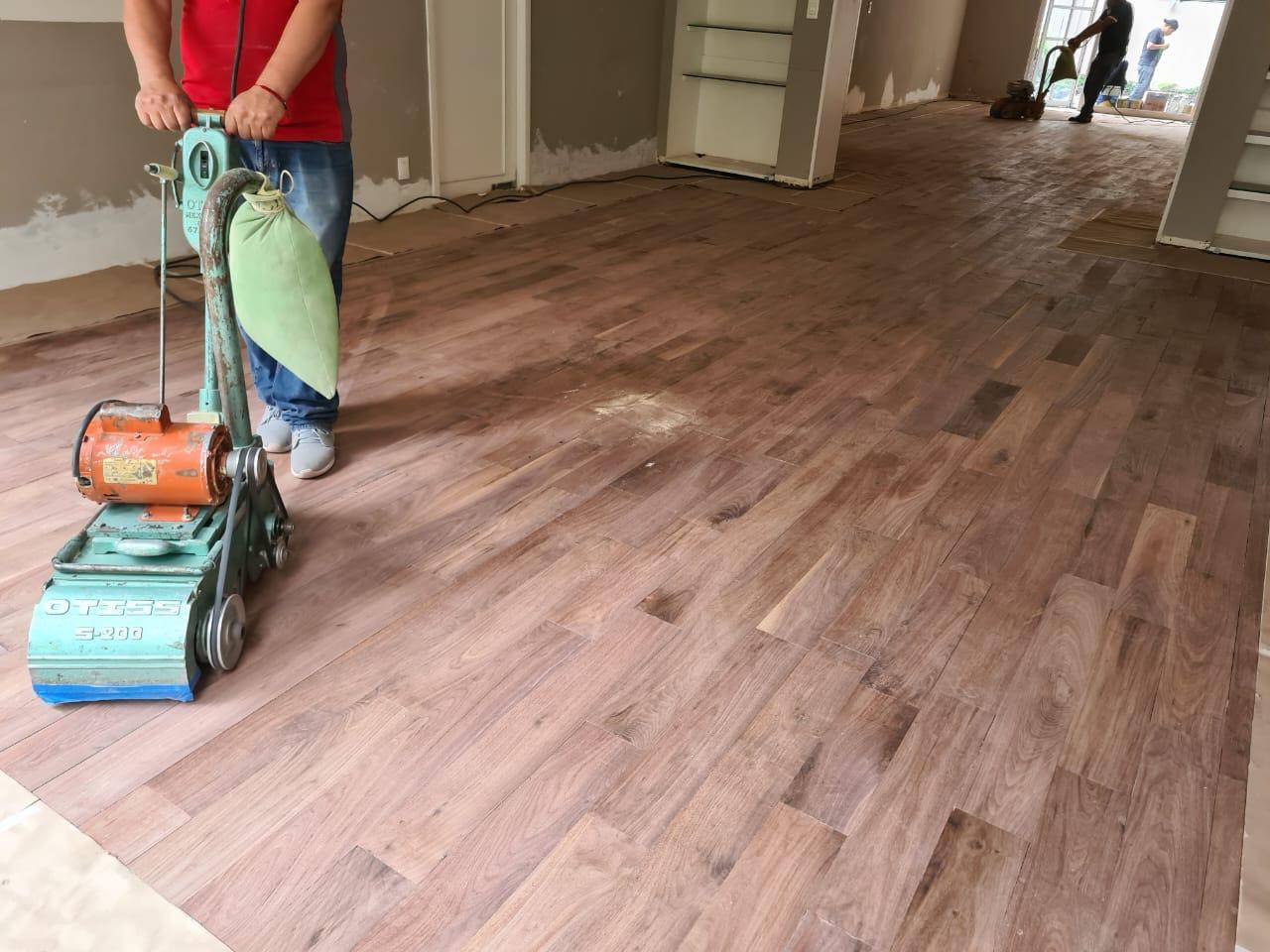 Piso de madera recién instalado