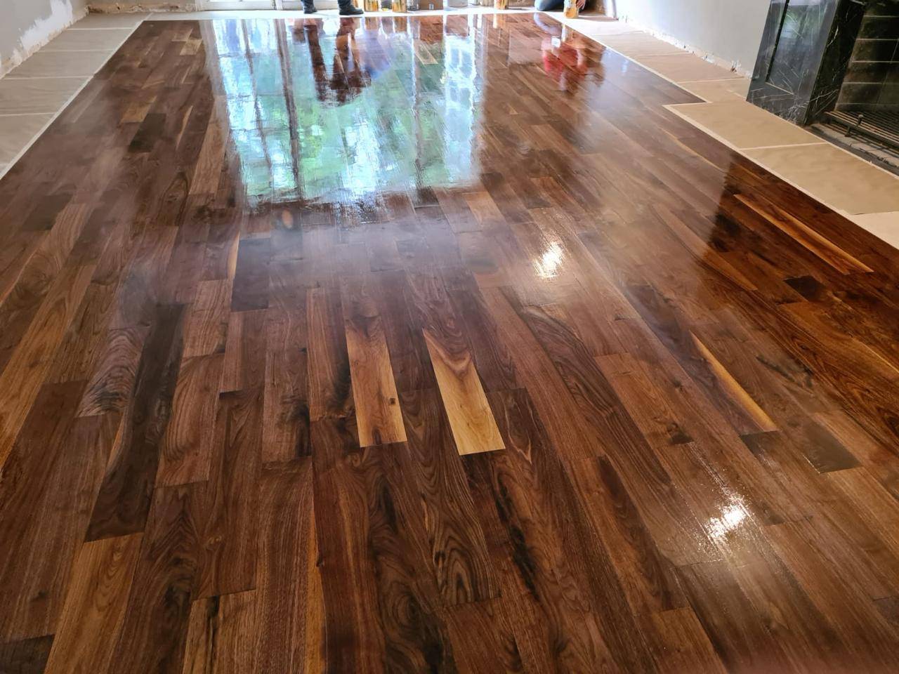 Piso de madera barnizado con brillo