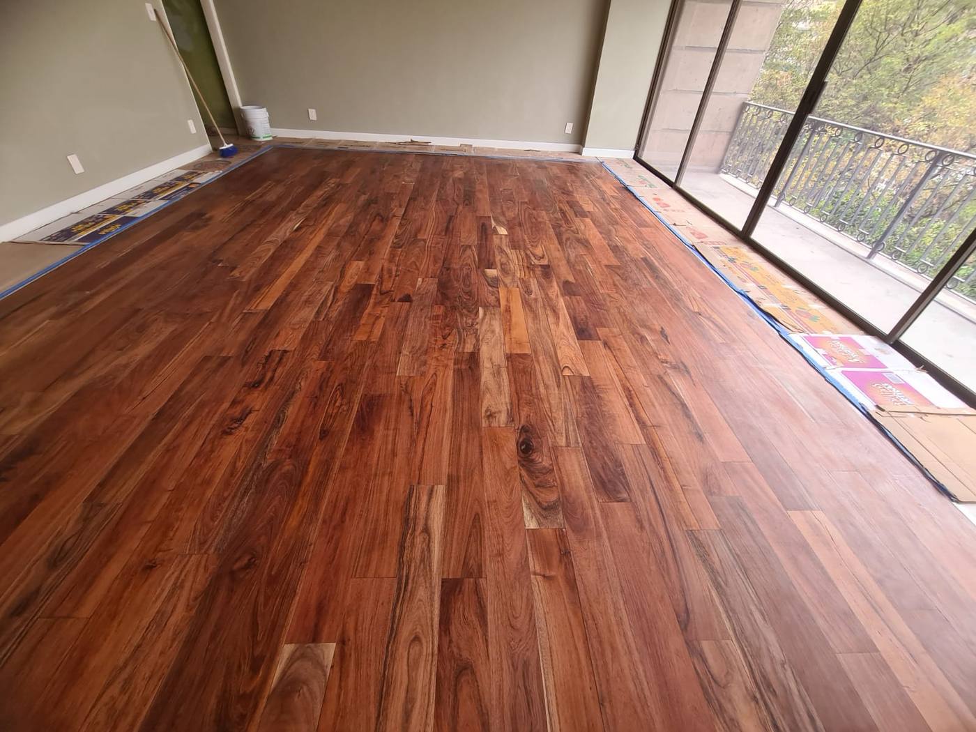 Piso de madera instalado por Pisos México