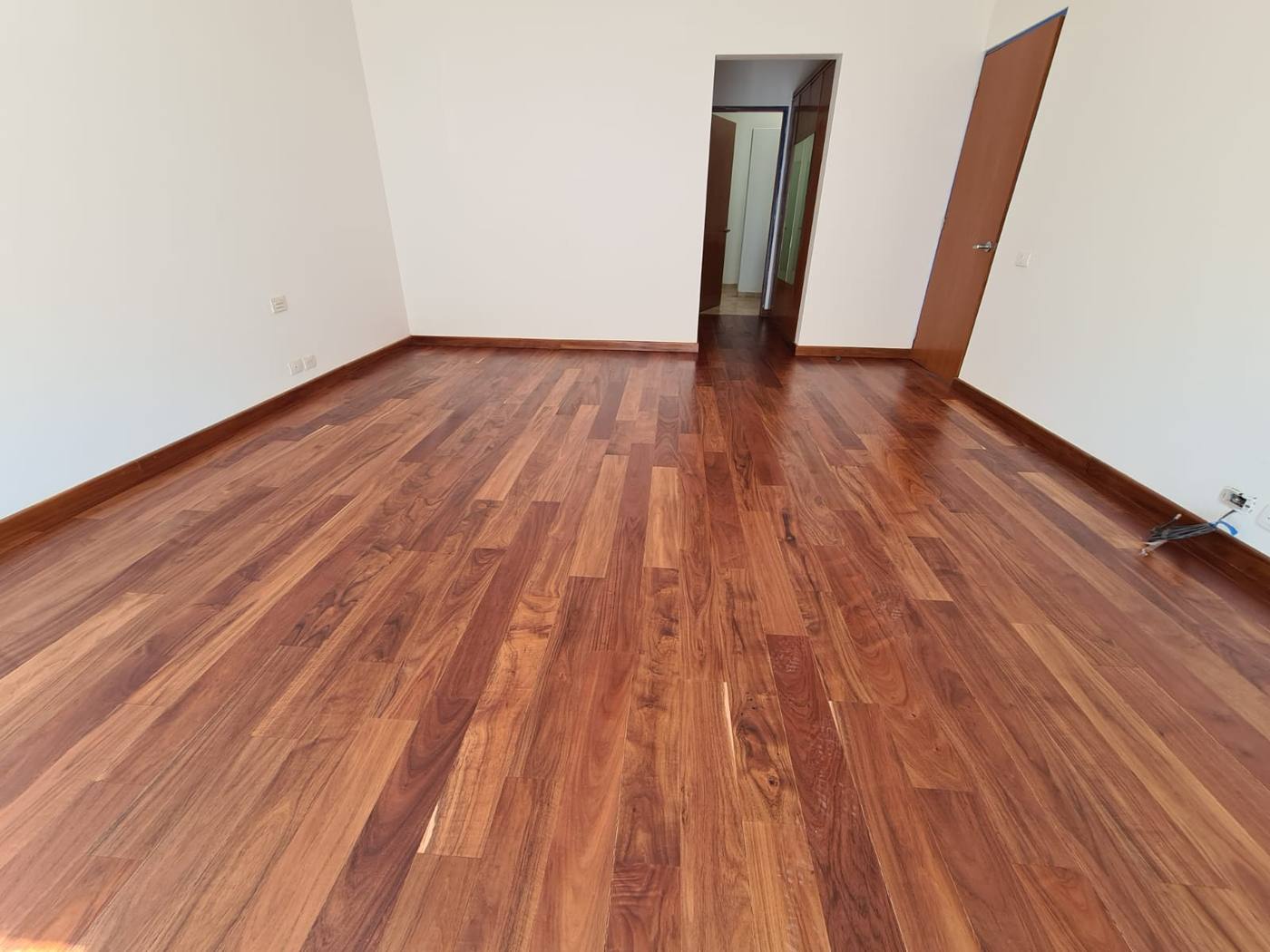 Piso de madera reparado y mantenido